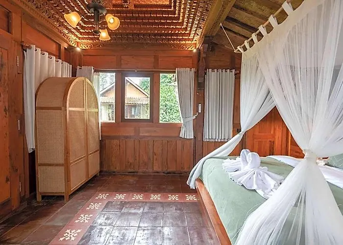 Nishiyama House Sambangan By The Lavana ロッジ Ambengan